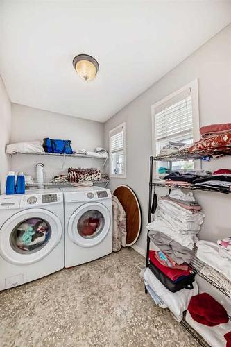 1351 Kings Heights Road Se, Airdrie, AB - Indoor Photo Showing Laundry Room