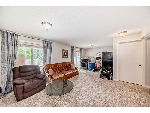 1351 Kings Heights Road Se, Airdrie, AB - Indoor Photo Showing Living Room