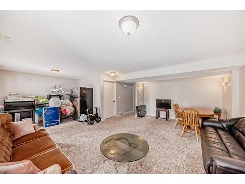 1351 Kings Heights Road Se, Airdrie, AB - Indoor Photo Showing Living Room