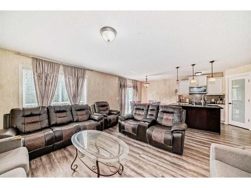 1351 Kings Heights Road Se, Airdrie, AB - Indoor Photo Showing Living Room