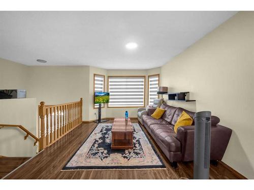 99 Tarawood Road Ne, Calgary, AB - Indoor Photo Showing Living Room