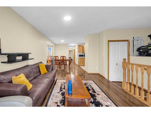 99 Tarawood Road Ne, Calgary, AB - Indoor Photo Showing Living Room