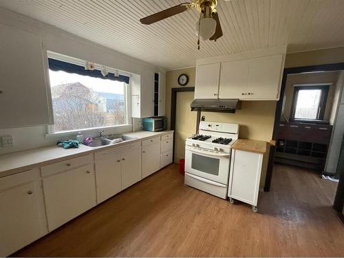 274034A Range Road 243, Rural Wheatland County, AB - Indoor Photo Showing Kitchen With Double Sink