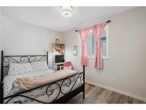 358 Hawkstone Drive Nw, Calgary, AB - Indoor Photo Showing Bedroom