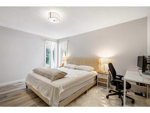 358 Hawkstone Drive Nw, Calgary, AB - Indoor Photo Showing Bedroom