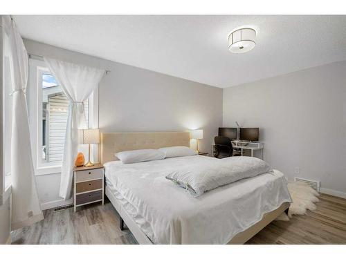 358 Hawkstone Drive Nw, Calgary, AB - Indoor Photo Showing Bedroom