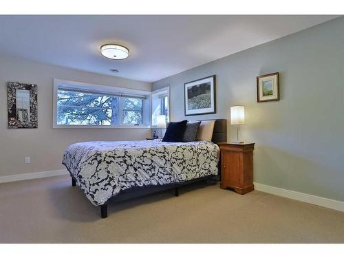 414 Wildwood Drive Sw, Calgary, AB - Indoor Photo Showing Bedroom