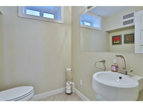 414 Wildwood Drive Sw, Calgary, AB - Indoor Photo Showing Bathroom