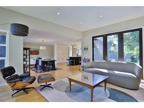 414 Wildwood Drive Sw, Calgary, AB - Indoor Photo Showing Living Room