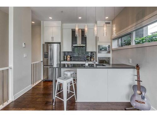 101-1808 27 Avenue Sw, Calgary, AB - Indoor Photo Showing Kitchen With Stainless Steel Kitchen With Upgraded Kitchen