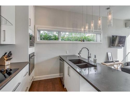 101-1808 27 Avenue Sw, Calgary, AB - Indoor Photo Showing Kitchen With Double Sink With Upgraded Kitchen