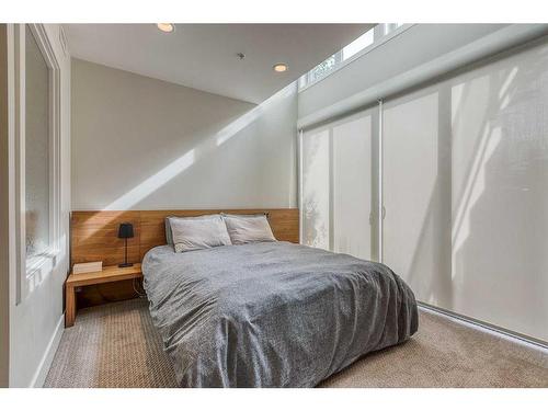 101-1808 27 Avenue Sw, Calgary, AB - Indoor Photo Showing Bedroom