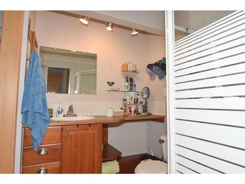 105 Cochrane Crescent, Cochrane, AB - Indoor Photo Showing Bathroom