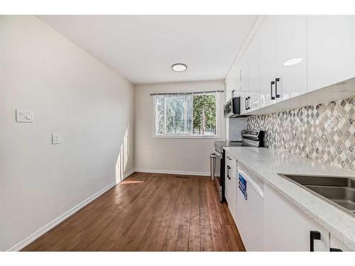 147-2211 19 Street Ne, Calgary, AB - Indoor Photo Showing Kitchen