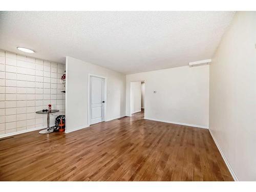 147-2211 19 Street Ne, Calgary, AB - Indoor Photo Showing Other Room