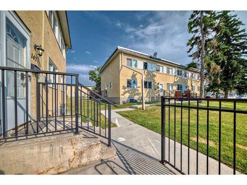 147-2211 19 Street Ne, Calgary, AB - Outdoor