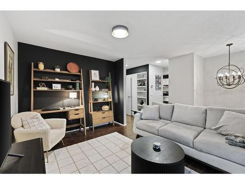 4-2015 2 Avenue Nw, Calgary, AB - Indoor Photo Showing Living Room