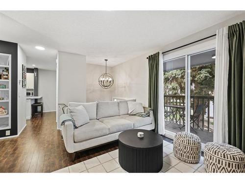 4-2015 2 Avenue Nw, Calgary, AB - Indoor Photo Showing Living Room