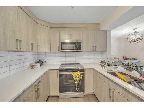 2302-6118 80 Avenue Ne, Calgary, AB - Indoor Photo Showing Kitchen With Upgraded Kitchen