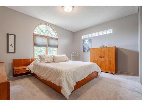 3007 Oakmoor Drive Sw, Calgary, AB - Indoor Photo Showing Bedroom