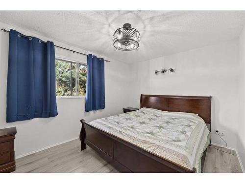 830 9 Avenue Ne, Three Hills, AB - Indoor Photo Showing Bedroom