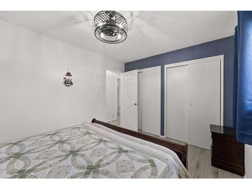 830 9 Avenue Ne, Three Hills, AB - Indoor Photo Showing Bedroom