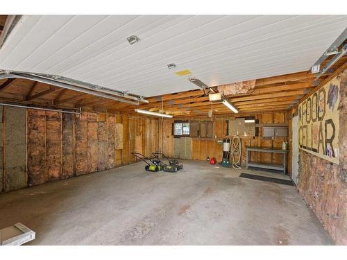 830 9 Avenue Ne, Three Hills, AB - Indoor Photo Showing Garage