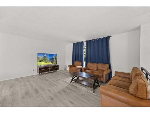 830 9 Avenue Ne, Three Hills, AB - Indoor Photo Showing Other Room