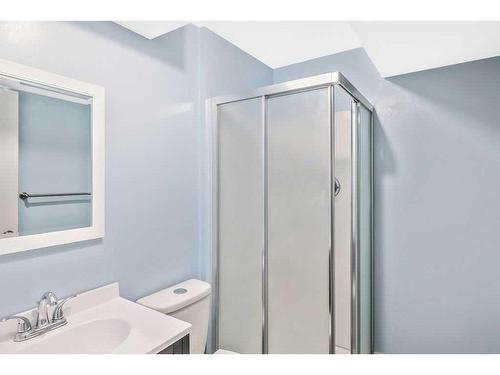 35 Greig Drive, Red Deer, AB - Indoor Photo Showing Bathroom