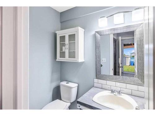 35 Greig Drive, Red Deer, AB - Indoor Photo Showing Bathroom