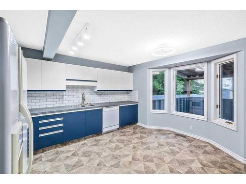 35 Greig Drive, Red Deer, AB - Indoor Photo Showing Kitchen