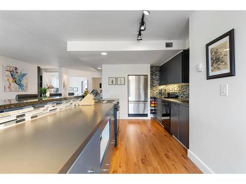 702-235 15 Avenue Sw, Calgary, AB - Indoor Photo Showing Kitchen