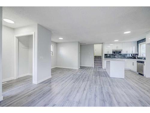 12 Castleglen Crescent Ne, Calgary, AB - Indoor Photo Showing Kitchen