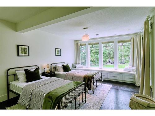 92 Hawk'S Landing Drive, Priddis Greens, AB - Indoor Photo Showing Bedroom