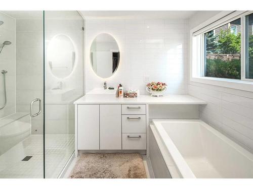 16 Silvercreek Place Nw, Calgary, AB - Indoor Photo Showing Bathroom