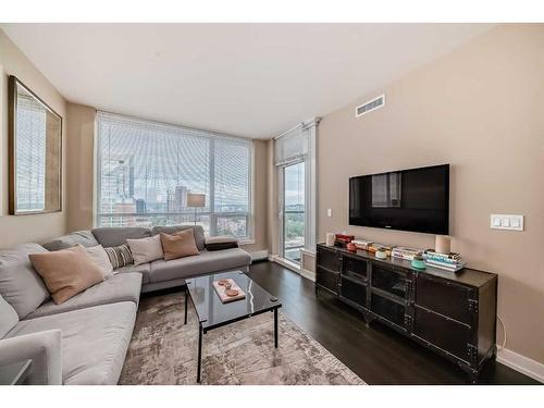 1528-222 Riverfront Avenue Sw, Calgary, AB - Indoor Photo Showing Living Room