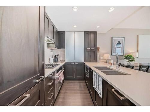 1528-222 Riverfront Avenue Sw, Calgary, AB - Indoor Photo Showing Kitchen With Double Sink With Upgraded Kitchen