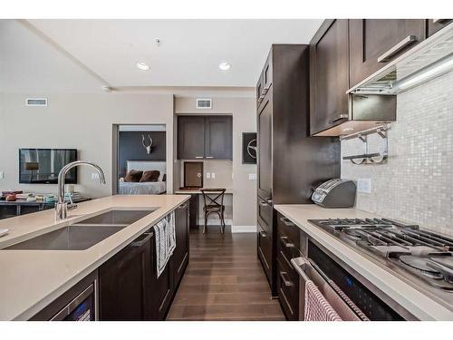 1528-222 Riverfront Avenue Sw, Calgary, AB - Indoor Photo Showing Kitchen With Double Sink With Upgraded Kitchen