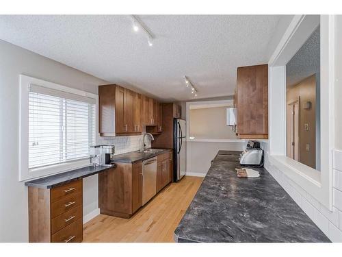 2-2123 4 Avenue Nw, Calgary, AB - Indoor Photo Showing Kitchen