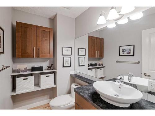 2-2123 4 Avenue Nw, Calgary, AB - Indoor Photo Showing Bathroom