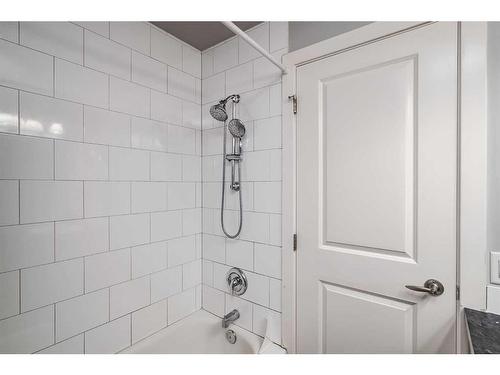 2-2123 4 Avenue Nw, Calgary, AB - Indoor Photo Showing Bathroom