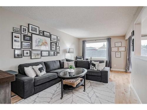 2-2123 4 Avenue Nw, Calgary, AB - Indoor Photo Showing Living Room