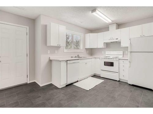 561-100 Jordan Parkway, Red Deer, AB - Indoor Photo Showing Kitchen