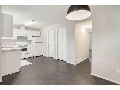 561-100 Jordan Parkway, Red Deer, AB - Indoor Photo Showing Kitchen