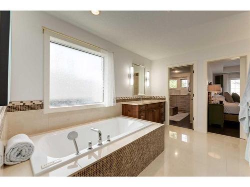192 Cranarch Circle Se, Calgary, AB - Indoor Photo Showing Bathroom
