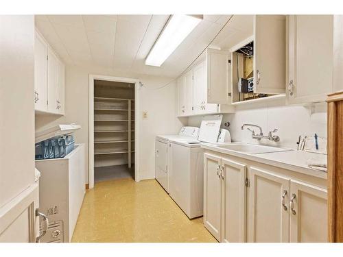 16 Trafford Place Nw, Calgary, AB - Indoor Photo Showing Laundry Room