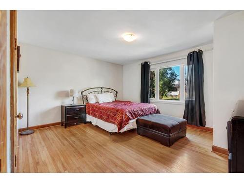 2452 22A Street Nw, Calgary, AB - Indoor Photo Showing Bedroom