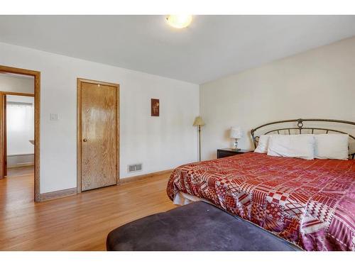 2452 22A Street Nw, Calgary, AB - Indoor Photo Showing Bedroom