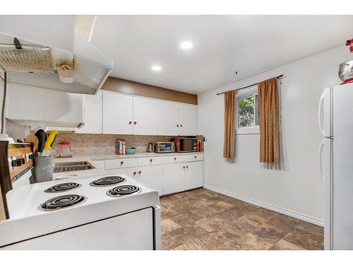 2452 22A Street Nw, Calgary, AB - Indoor Photo Showing Kitchen