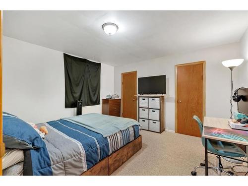 2452 22A Street Nw, Calgary, AB - Indoor Photo Showing Bedroom